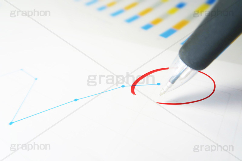打ち合わせ,打合せ,ペン,グラフ資料,グラフ,資料,会議,MTG,仕事,ビジネス,business,graph,統計,数字,数値,棒グラフ,円グラフ,結果,KPI,marketing,market,マーケティング,用紙,プリントアウト,経済