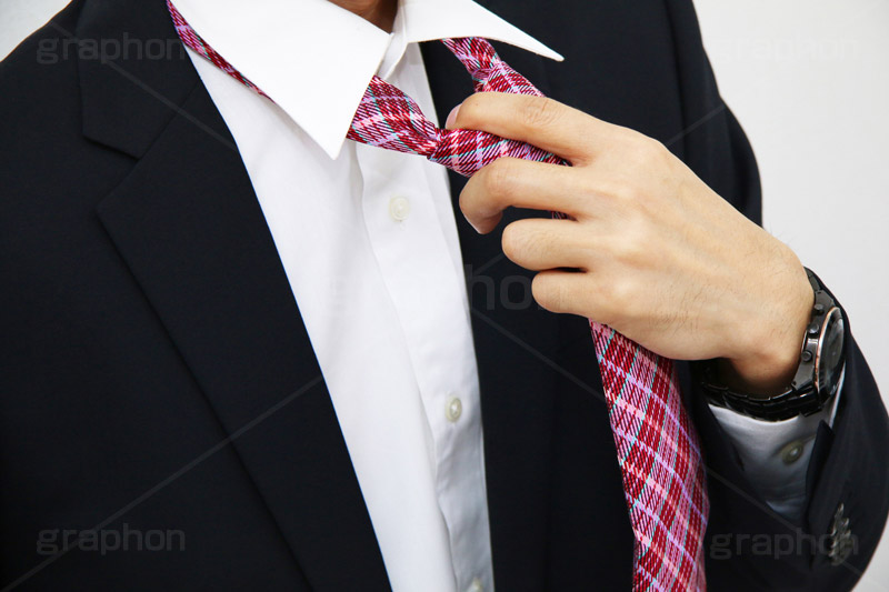 ネクタイを締める サラリーマン,絞める,necktie,サラリーマン,リーマン,ビジネス,仕事,オフィス,business,work,office,suit,model,hand,image,meeting,manner,スーツ,ネクタイ,背広,男性,モデル,男,青年,ワイシャツ,手,イメージ,職場,営業,就職,就活,転職,打ち合わせ,打合せ,ミーティング,会議,マナー,ファッション,fashion,人物