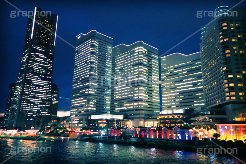 みなとみらいの夜景(ヴィンテージ),横浜,夜景,トイカメラ撮影,トイカメラ,ヴィンテージ,ビンテージ,レトロ,お洒落,おしゃれ,オシャレ,味わい,トンネル効果,ベイサイド