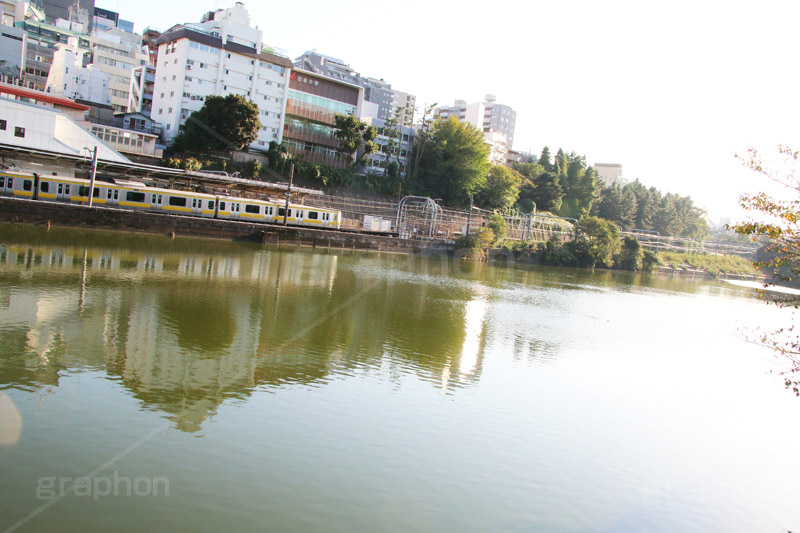 市ヶ谷堀,市ヶ谷,市ヶ谷水管橋,市ヶ谷橋,駅前,神田川,川,橋,新宿区,千代田区,大学,電車,線路,総武線,電車/鉄道