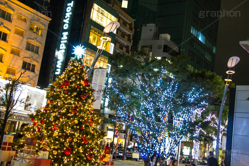 ミッドタウンのクリスマスツリー,クリスマスツリー,ミッドタウン,midtown,roppongi,六本木,港区,夜の街,施設,イルミネーション,イルミ,illumination,clock,電飾,電球,発光ダイオード,LED,tree,冬,キラキラ,綺麗,きれい,キレイ,煌,輝,デート,スポット,都内,クリスマス,飾り,イベント,時計,行事