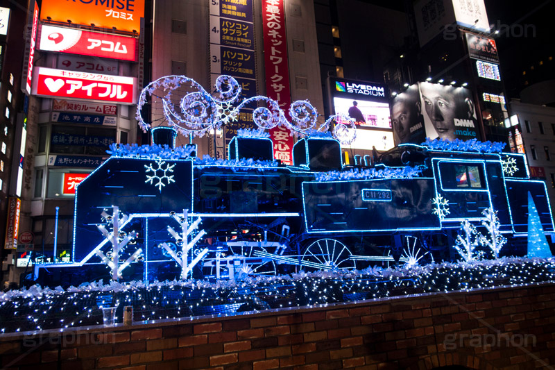 SL広場のイルミネーション,SL広場,新橋,港区,新橋駅,駅前,サラリーマン,レトロ,広場,鉄道,機関車,イルミネーション,イルミ,電飾,電球,発光ダイオード,冬,キラキラ,綺麗,きれい,キレイ,煌,輝,デート,スポット,都内,飾り,イベント,行事,LED,tree,SL,illumination,blue