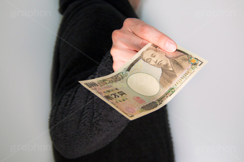 ぶっきら棒にお金を渡す男,ぶっきら棒,ぶっきらぼう,お金,お札,1万,一万円,支払い,会計,image,model,hand,model,手,男性,モデル,男,青年,イメージ,人物,上から,偉そう,社長,渡す,上着,コート,coat