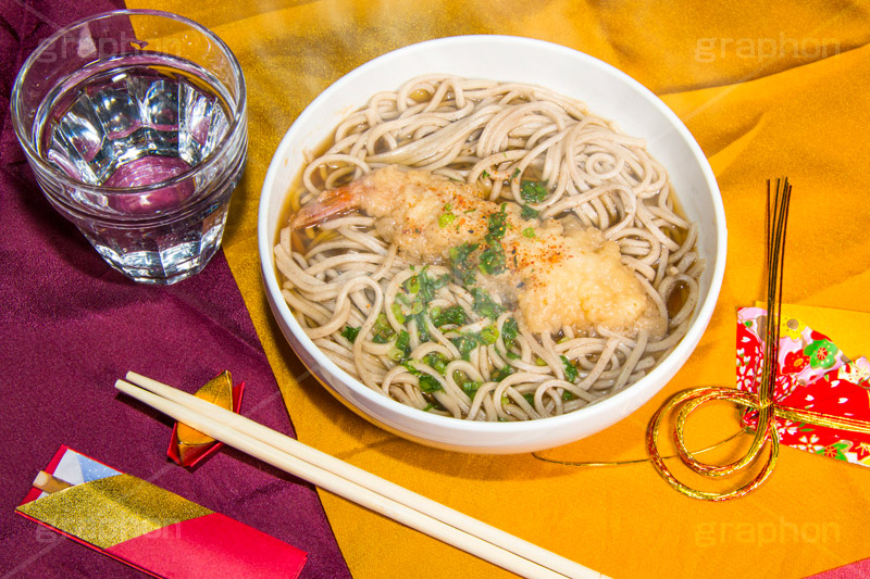 年越しそば,年越し蕎麦,３１日,年越し,大晦日,年末,えび天,海老天,ソバ,蕎麦,そば,だし,出汁,ダシ,蕎麦粉,日本料理,日本食,和食,つゆ,蕎麦汁,茹,えび,海老,海老天,てんぷら,天ぷら,ねぎ,七味,麺料理,麺類,japan,年の瀬,正月,お正月