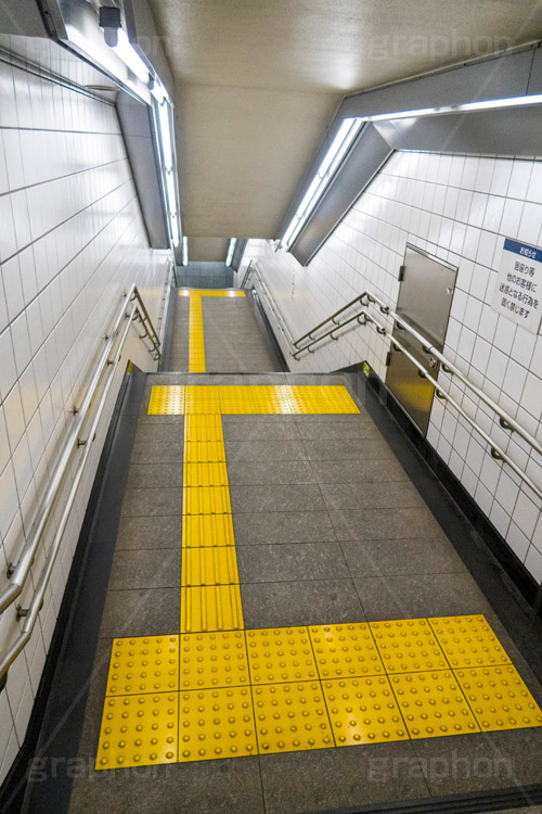 地下への階段,階段,地下鉄,タイル,レンガ,上がる,上る,下る,下がる,矢印,地下,駅,station