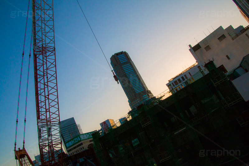 夕暮れ渋谷駅,大型クレーン,渋谷大工事,銀座線,渋谷,しぶや,駅前,ヒカリエ,高層ビル,shibuya,クレーン,重機,建設,解体,crane,building,開発,工事,都市開発,2020,再開発