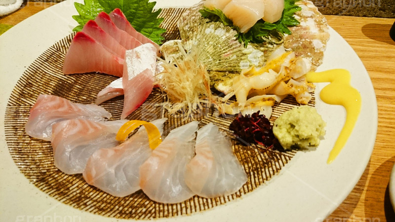 刺身,さしみ,刺し身,魚介,生もの,ホタテ,ほたて,マグロ,貝柱,赤身,日本料理,日本食,和食,ワサビ,わさび,本わさび,貝,白身,つまみ,居酒屋,グルメ,おつまみ,japan,スマホ撮影