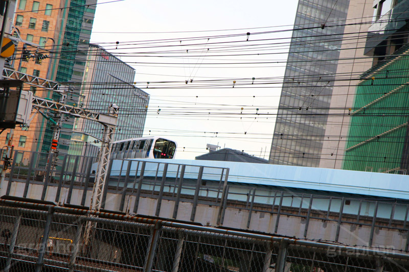 新橋を走るゆりかもめ,走る,ゆりかもめ,モノレール,新橋駅,電車,鉄道,でんしゃ,電車/鉄道,新橋,港区,通過,乗り物,train,JR