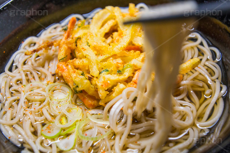 かき揚げそば,かき揚げ蕎麦,かき揚げ,かきあげ,天ぷら,揚げ物,ソバ,蕎麦,そば,だし,出汁,ダシ,蕎麦粉,日本料理,日本食,和食,つゆ,蕎麦汁,茹,ねぎ,ネギ,麺料理,麺類,japan,はし,箸,ファーストフード,ファストフード