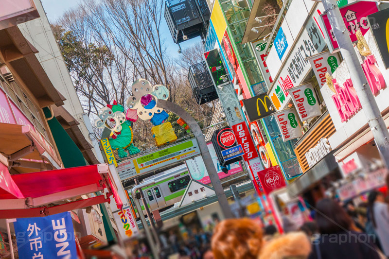 竹下通りの人混み,人混み,人,混雑,混む,竹下通り,若者,ファッション,原宿,カルチャー,サブカルチャー,商店街,買い物,ショッピング,店,雑踏,歩行者天国,派手,流行,先端,ゴシック,ロリータ,パンク,トレンド,駅前,原宿駅,shopping,culture,fashion,subculture