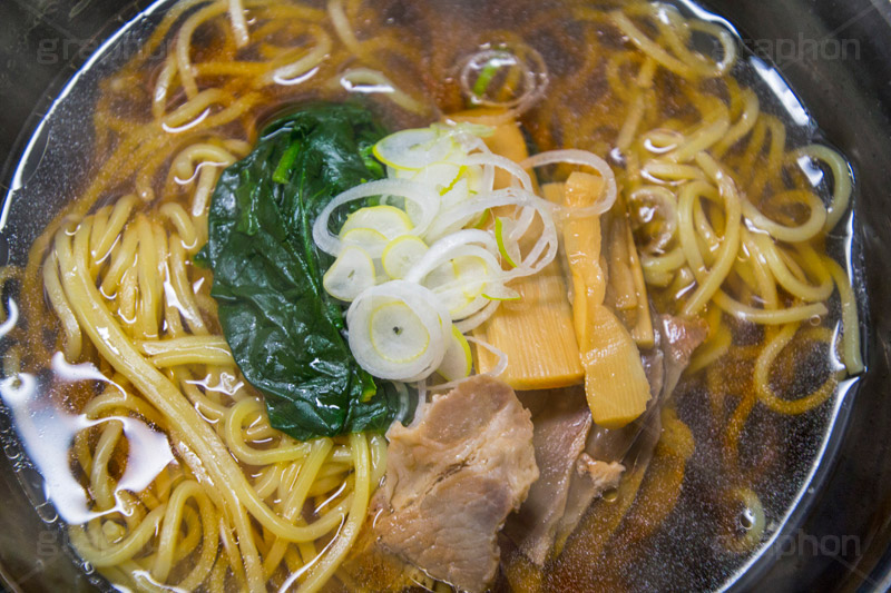 しょうゆラーメン,醤油ラーメン,ラーメン,らーめん,麺,麺類,中華麺,麺料理,国民食,日本拉麺,しょうゆ,醤油,中華そば,湯気,チャーシュー,焼き豚,焼豚,ホウレンソウ,ほうれん草,ねぎ,ネギ,スープ,Ramen,Chinese noodles