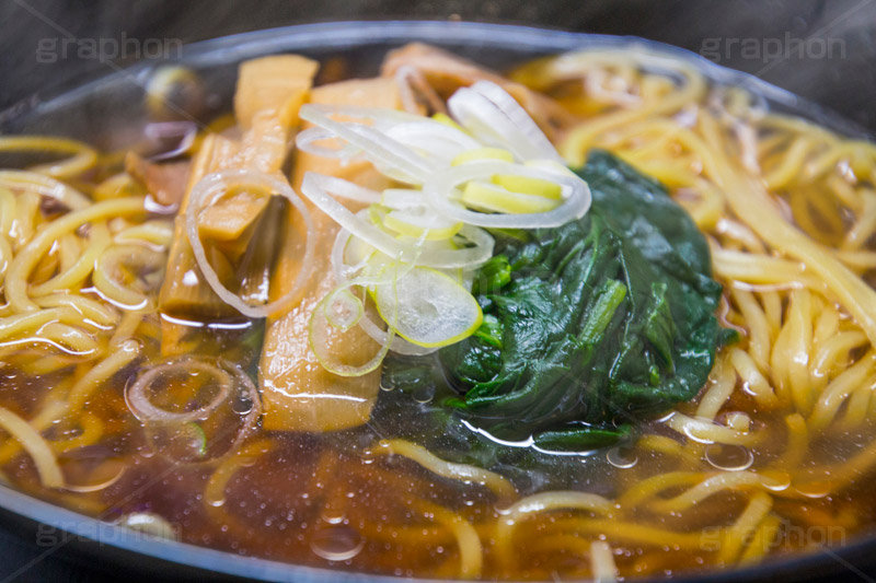 しょうゆラーメン,醤油ラーメン,ラーメン,らーめん,麺,麺類,中華麺,麺料理,国民食,日本拉麺,しょうゆ,醤油,中華そば,湯気,ホウレンソウ,ほうれん草,ねぎ,ネギ,スープ,Ramen,Chinese noodles