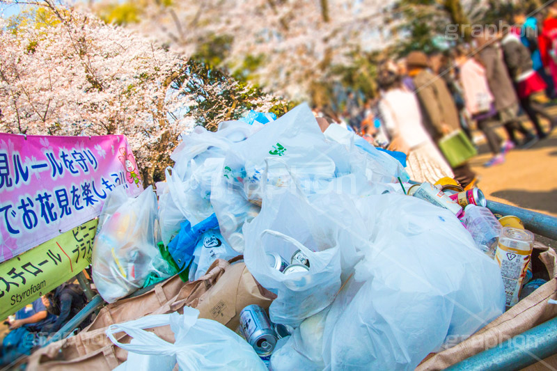 花見開場で山積みのゴミ,ごみ,ゴミ,山積み,積む,ルール,マナー,公園,桜まつり,まつり,祭り,桜,さくら,サクラ,花見,お花見,blossom,japan,rule,manner