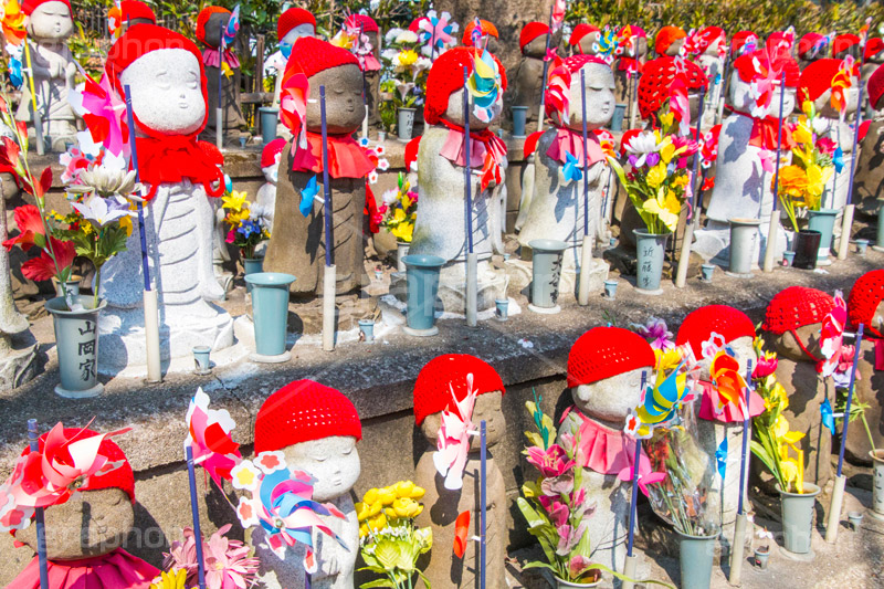 千躰子育地蔵尊,増上寺,芝公園,浄土宗,地蔵,お地蔵さん,子育て,安産,子供,こども,祈願,頭巾,赤い頭巾,風車,並ぶ,多い,大量,寺院,寺,参拝,重要文化財,文化財,港区,japan,temple,和