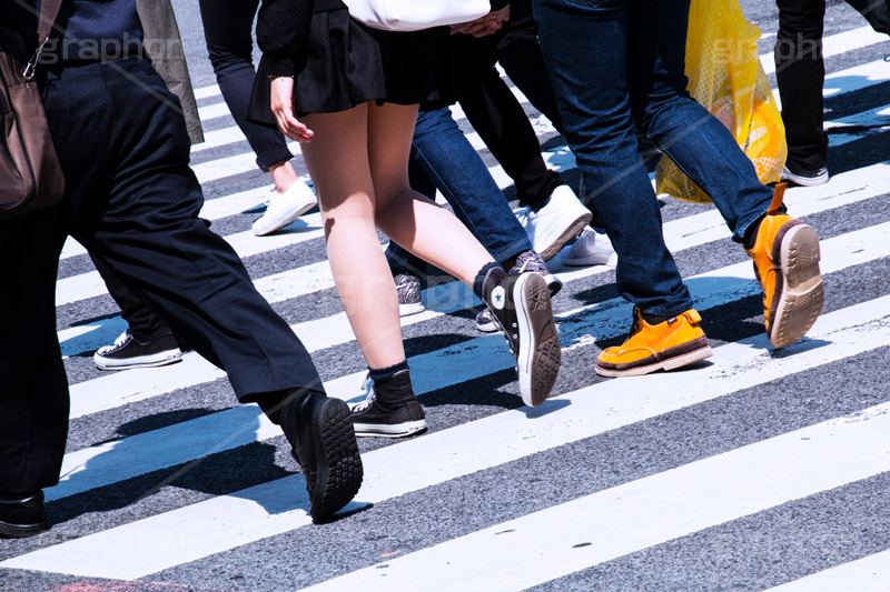 雑踏,都会,都心,東京,人混み,雑踏,都会の雑踏,横断歩道,街角,街角スナップ,混む,人々,渡る,歩く,通勤,通学,足,人物,交差点,秋,autumn,japan