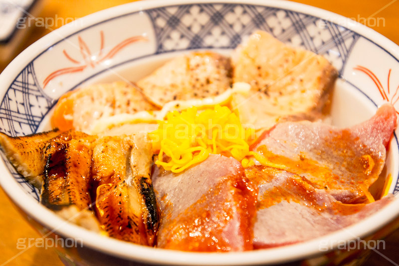 海鮮丼,海鮮,魚介,丼,どんぶり,酢飯,寿司,マグロ,サーモン,炙り,あぶり,タレ,salmon,seafood,シーフード,日本食,和食,刺身