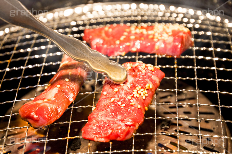 焼肉,焼き肉,やきにく,炭火,焼く,にく,肉,網,食べ放題,肉食,直火,タレ,漬けだれ,煙,トング,ハラミ,ゴマ,胡麻