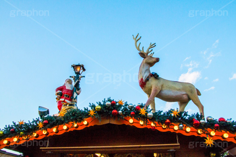 サンタとトナカイのオブジェ,サンタ,サンタクロース,トナカイ,オブジェ,クリスマス,くりすます,Christmas,Xmas,CHRISTMAS,デコレーション,飾り,冬,オーナメント,電飾,マーケット,market,イベント,商業施設,行事,クリスマスマーケット,出店,屋台,青空