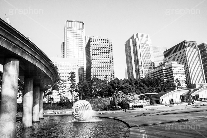 和田倉噴水公園(モノクロ),モノクロ,白黒,しろくろ,モノクローム,単色画,単彩画,単色,大手町