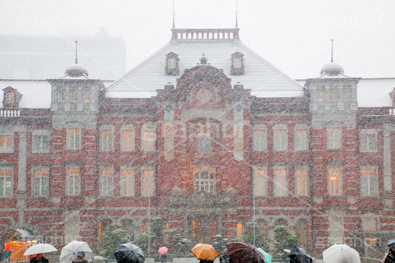 大雪の東京駅,東京駅,駅前,丸の内,雪,冬,積もる,降る,寒波,大雪,内駅舎,赤レンガ,重要文化財,豪壮華麗,洋式建築,中央駅,国指定重要文化財,レトロ,レンガ造り,千代田区,吹雪,東京,旅行,旅,travel,snow,Tokyo Station City,tokyo,japan