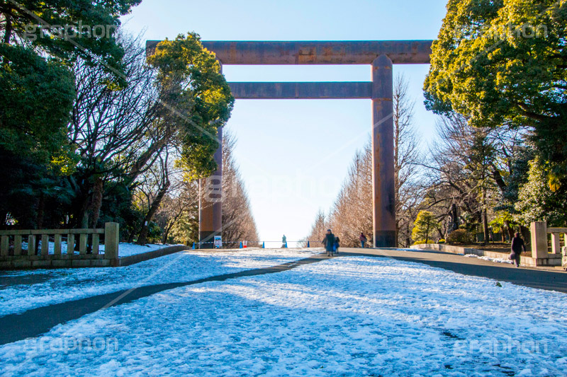 靖国神社の雪化粧,靖国神社,神社,靖国,東京招魂社,参拝,お参り,日本,政治,政府,問題,国際問題,国際,総理大臣,大臣,九段下,九段北,九段坂,坂上,鳥居,大鳥居,千代田区,冬,雪,雪化粧,積もる,東京,winter,snow,tokyo,shrine,japan