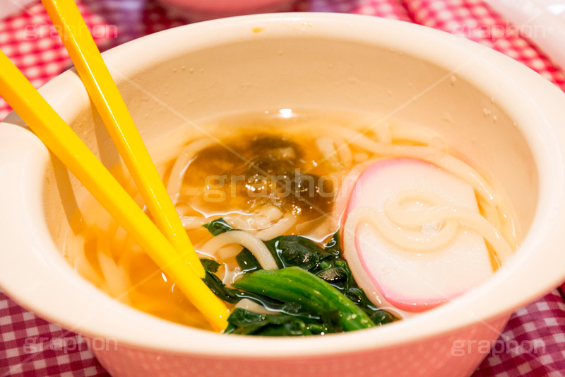 子供用ミニうどん,うどん,饂飩,ウドン,だし,出汁,ダシ,小麦粉,日本料理,日本食,和食,つゆ,麺料理,麺類,japan,kids,食べかけ,はし,箸,子供,こども,キッズ,ほうれん草,ホウレンソウ,かまぼこ,カマボコ