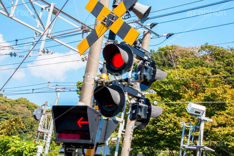 踏切,ふみきり,線路沿い,鉄道,電車/鉄道,交通,標識,ルール,マナー,事故,事件,遅延,ニュース,標示,注意,青空,train