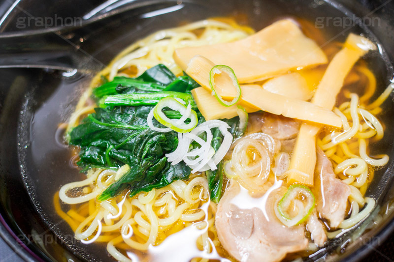 醤油ラーメン,しょうゆラーメン,ラーメン,らーめん,麺,麺類,中華麺,麺料理,国民食,日本拉麺,しょうゆ,醤油,中華そば,湯気,チャーシュー,焼き豚,焼豚,ホウレンソウ,ほうれん草,ねぎ,ネギ,スープ,メンマ,Ramen,Chinese noodles