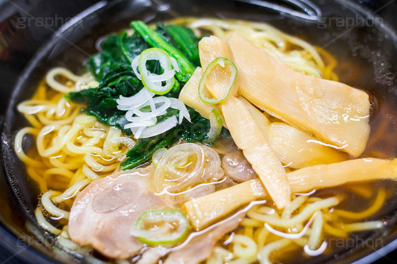 醤油ラーメン,しょうゆラーメン,ラーメン,らーめん,麺,麺類,中華麺,麺料理,国民食,日本拉麺,しょうゆ,醤油,中華そば,湯気,チャーシュー,焼き豚,焼豚,ホウレンソウ,ほうれん草,ねぎ,ネギ,スープ,メンマ,Ramen,Chinese noodles