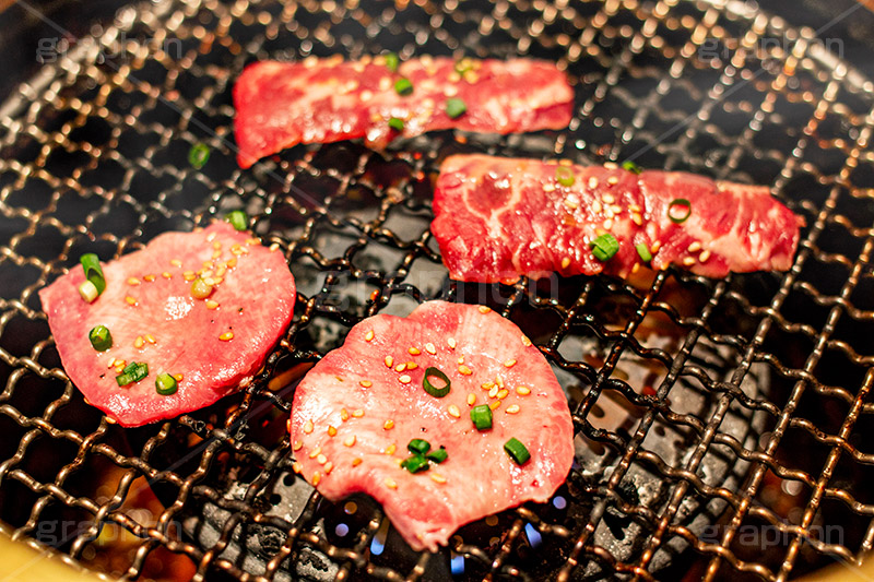 焼肉,焼き肉,やきにく,炭火,焼く,にく,肉,網,肉食,直火,煙,霜降り,ねぎ,ネギ