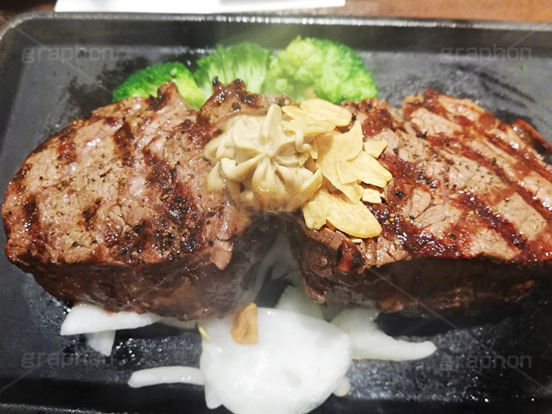 ヒレステーキ,ヒレ,ステーキ,鉄板,肉,肉食,meat,steak,corn,garlic,beef,broccoli,ブロッコリー,ビーフ,湯気,あつあつ,熱々,コーン,牛肉,焦げ,焼き,にんにく,ニンニク,ガーリック,レア,脂,脂質,スマホ撮影,スタミナ,洋食