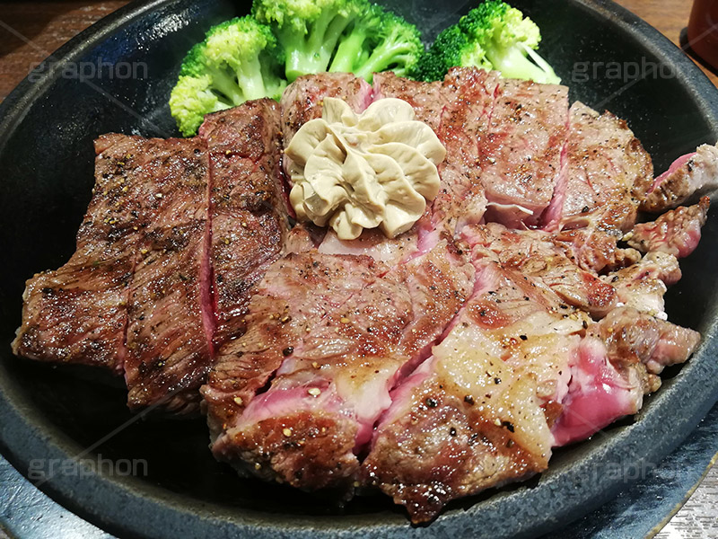 ステーキ,鉄板,肉,肉食,meat,steak,garlic,beef,broccoli,ブロッコリー,ビーフ,湯気,あつあつ,熱々,牛肉,焦げ,焼き,にんにく,ニンニク,ガーリック,レア,脂,脂質,スマホ撮影,スタミナ,洋食