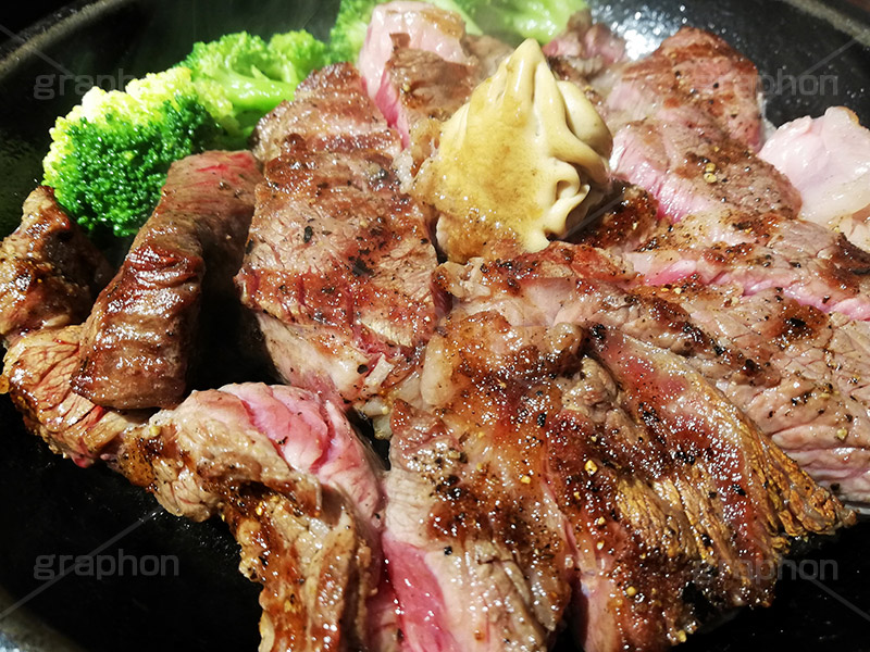 ステーキ,鉄板,肉,肉食,meat,steak,garlic,beef,broccoli,ブロッコリー,ビーフ,湯気,あつあつ,熱々,牛肉,焦げ,焼き,にんにく,ニンニク,ガーリック,レア,脂,脂質,スマホ撮影,スタミナ,洋食