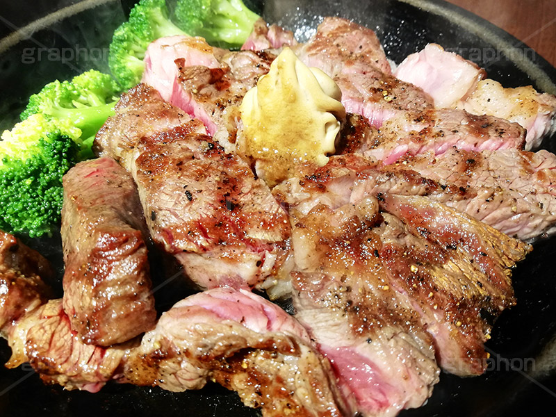 ステーキ,鉄板,肉,肉食,meat,steak,garlic,beef,broccoli,ブロッコリー,ビーフ,湯気,あつあつ,熱々,牛肉,焦げ,焼き,にんにく,ニンニク,ガーリック,レア,脂,脂質,スマホ撮影,スタミナ,洋食