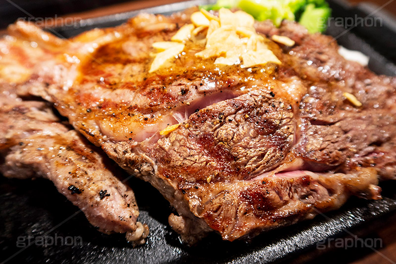 ステーキ,鉄板,肉,肉食,meat,steak,garlic,beef,broccoli,ブロッコリー,ビーフ,湯気,あつあつ,熱々,牛肉,焦げ,焼き,にんにく,ニンニク,ガーリック,レア,脂,脂質,スタミナ,洋食