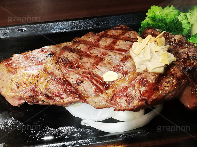 ステーキ,鉄板,肉,肉食,meat,steak,garlic,beef,broccoli,ブロッコリー,ビーフ,湯気,あつあつ,熱々,牛肉,焦げ,焼き,にんにく,ニンニク,ガーリック,レア,脂,脂質,スタミナ,スマホ撮影,洋食