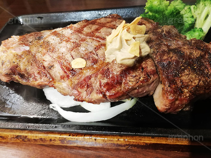 ステーキ,鉄板,肉,肉食,meat,steak,garlic,beef,broccoli,ブロッコリー,ビーフ,湯気,あつあつ,熱々,牛肉,焦げ,焼き,にんにく,ニンニク,ガーリック,レア,脂,脂質,スタミナ,スマホ撮影,洋食