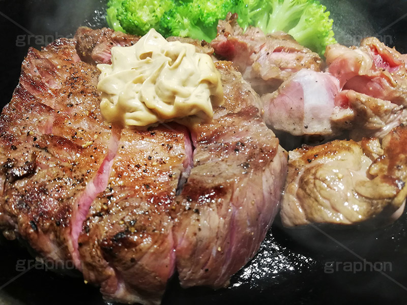 ステーキ,鉄板,肉,肉食,meat,steak,garlic,beef,broccoli,ブロッコリー,ビーフ,湯気,あつあつ,熱々,牛肉,焦げ,焼き,にんにく,ニンニク,ガーリック,レア,脂,脂質,スタミナ,スマホ撮影,洋食