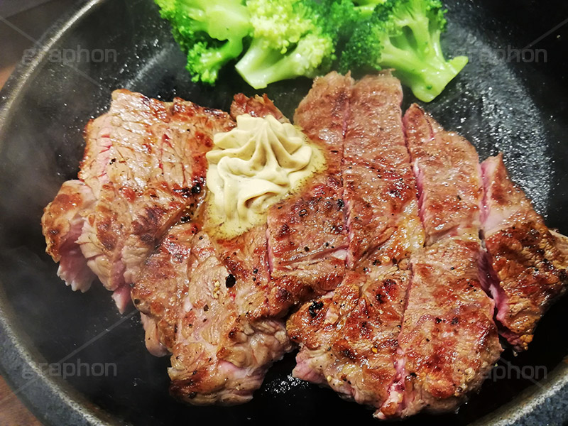 ステーキ,鉄板,肉,肉食,meat,steak,garlic,beef,broccoli,ブロッコリー,ビーフ,湯気,あつあつ,熱々,牛肉,焦げ,焼き,にんにく,ニンニク,ガーリック,レア,脂,脂質,スタミナ,スマホ撮影,洋食