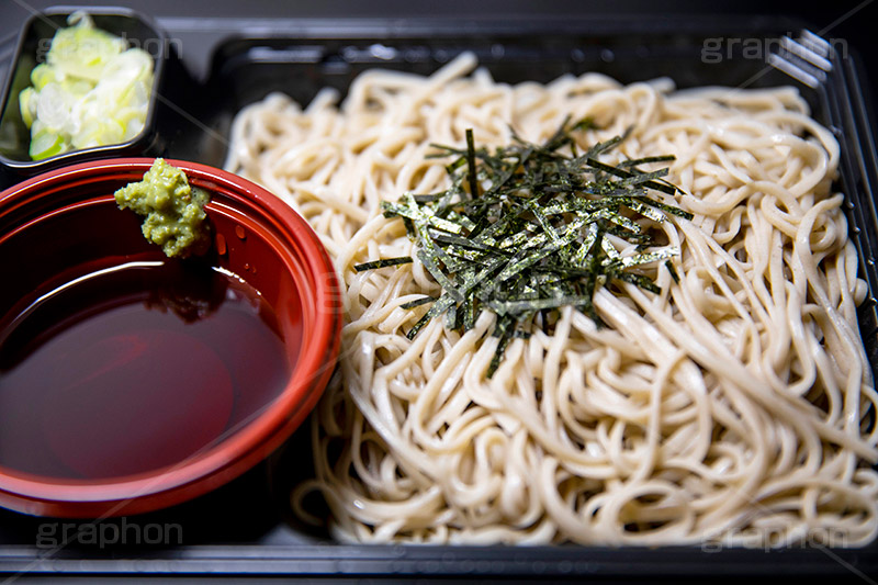 ざるそば,もりそば,せいろそば,せいろ,ソバ,蕎麦,そば,だし,出汁,ダシ,蕎麦粉,日本料理,日本食,和食,つゆ,蕎麦汁,茹,冷やし,夏,麺料理,麺類,のり,海苔,きざみのり,コンビニ,総菜,japan,フルサイズ撮影