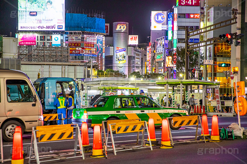 渋谷駅前,東口,渋谷,しぶや,観光,交差点,渋谷駅,駅前,横断歩道,信号,雑踏,都会の雑踏,工事,夜,夜景,繫華街,夜の街,夜の町,shibuya,japan,フルサイズ撮影