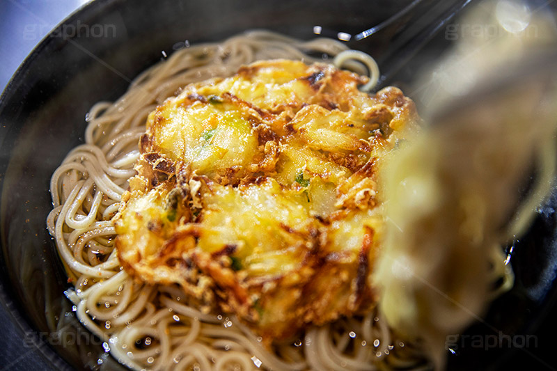 かき揚げそば,かき揚げ蕎麦,かき揚げ,かきあげ,天ぷら,揚げ物,ソバ,蕎麦,そば,だし,出汁,ダシ,蕎麦粉,日本料理,日本食,和食,つゆ,蕎麦汁,茹,ねぎ,ネギ,麺料理,麺類,japan,レンゲ,ファーストフード,ファストフード,湯気,フルサイズ撮影