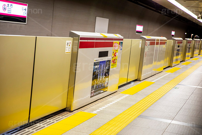 駅のホーム,駅,ホーム,電車,通勤,通学,マナー,ルール,黄色い線,ホームドア,ドア,安全,注意,大門,大江戸線,地下鉄,フルサイズ撮影,電車/鉄道,train,rule,manner