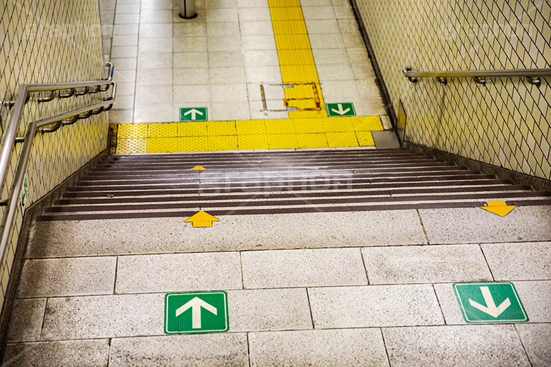 地下への階段,階段,地下鉄,タイル,上がる,上る,下る,下がる,矢印,地下,駅,station,フルサイズ撮影