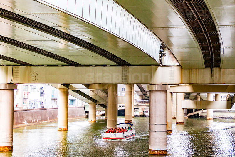 日本橋川,日本橋,川,かわ,河川,橋,高架,高架下,中央区,首都高速道路,首都高,首都高速,一級河川,橋脚,river,遊覧船,船