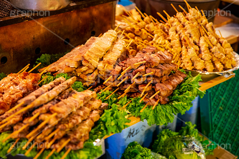 山積みの串焼き,串焼き,焼き鳥,焼肉,焼き肉,牛肉,肉,夏祭り,祭り,出店,露店,屋台,夏,サマー,summer,festival,japan,夏休み,縁日,的屋,食べ歩き,おやつ,つまみ,おつまみ,フルサイズ撮影