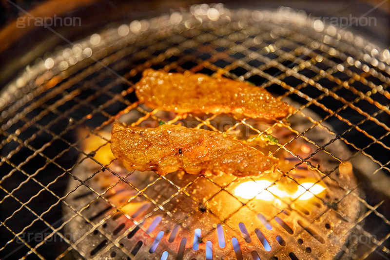 カルビの油で燃え上がる焼肉,焼き肉,焼肉,焼き肉,やきにく,焼く,にく,肉,網,食べ放題,肉食,直火,タレ,漬けだれ,炎,火,煙,カルビ,松坂牛,霜降り,ねぎ,ネギ,フルサイズ撮影