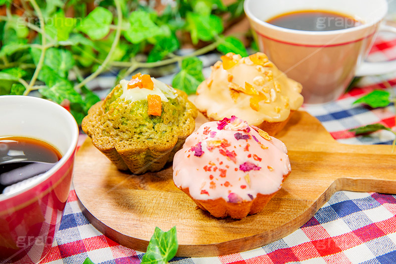 マフィン,カップケーキ,ドライフルーツ,チョコ,チョコレート,コーヒー,珈琲,coffee,cup,カップ,甘味,甘い,お茶会,おやつ,お菓子,菓子,スイーツ,焼き菓子,フルサイズ撮影,まな板