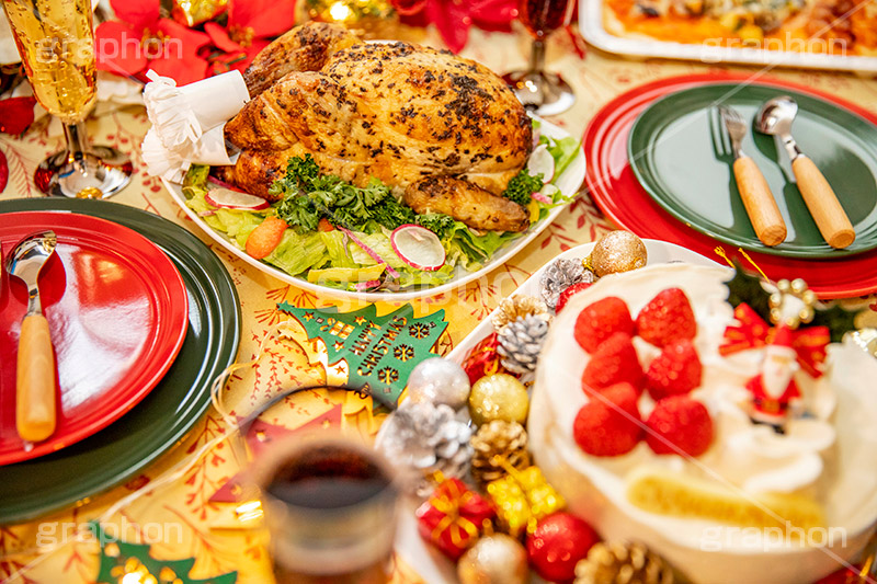 クリスマスディナー,ローストチキン,チキン,もも,肉,鶏,鶏肉,クリスマスパーティー,クリスマス,パーティー,七面鳥,生クリーム,クリーム,ディナー,冬,オーブン,グリル,洋食,サラダ,パセリ,オーナメント,ケーキ,クリスマスケーキ,コーディネート,シャンパン,オードブル,ハーブ,chicken,CHRISTMAS,party,dinner,winter,cake,cream,フルサイズ撮影