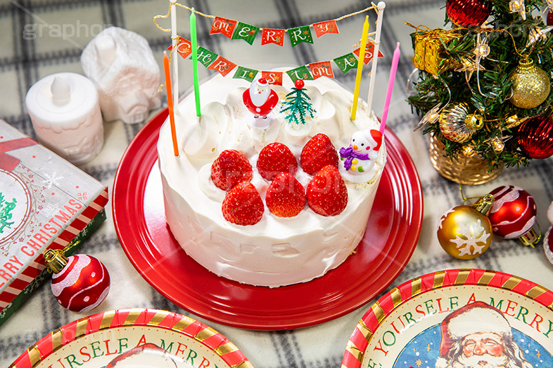 クリスマスケーキ,ケーキ,クリスマスパーティー,クリスマス,パーティー,生クリーム,クリーム,冬,オーナメント,サンタ,サンタクロース,いちご,イチゴ,苺,ツリー,クリスマスツリー,CHRISTMAS,party,winter,cake,cream,Santa,strawberry,フルサイズ撮影